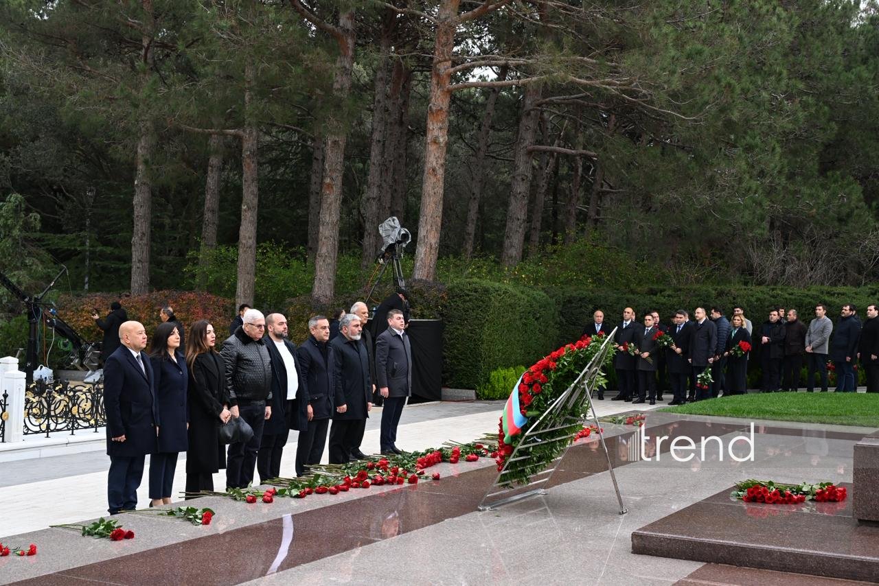 Azerbaijani people commemorate memory of National Leader Heydar Aliyev (PHOTO)