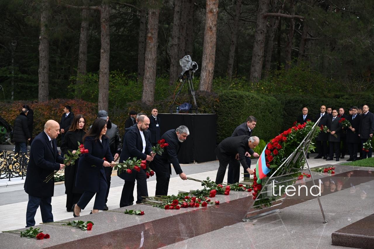 Azerbaijani people commemorate memory of National Leader Heydar Aliyev (PHOTO)