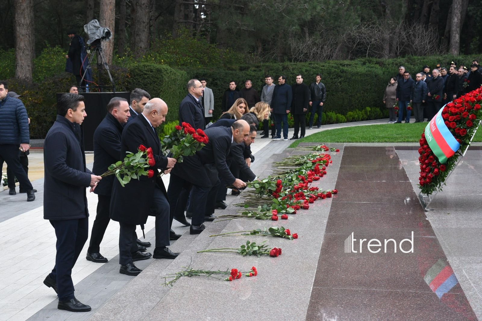 Azerbaijani people commemorate memory of National Leader Heydar Aliyev (PHOTO)