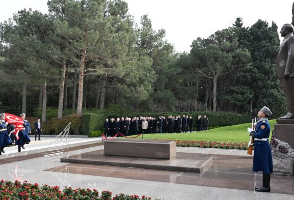 Turkish Vice President Cevdet Yılmaz pays tribute to National Leader Heydar Aliyev (PHOTO)