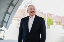 President Ilham Aliyev meets with residents relocated to Karkijahan settlement (PHOTO/VIDEO)