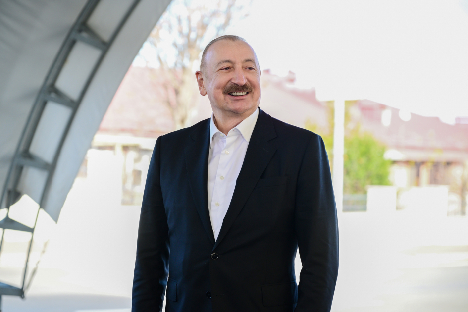 President Ilham Aliyev meets with residents relocated to Karkijahan settlement (PHOTO/VIDEO)