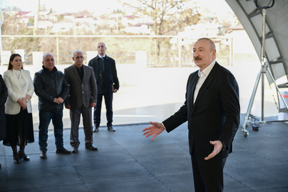 President Ilham Aliyev meets with residents relocated to Karkijahan settlement (PHOTO/VIDEO)
