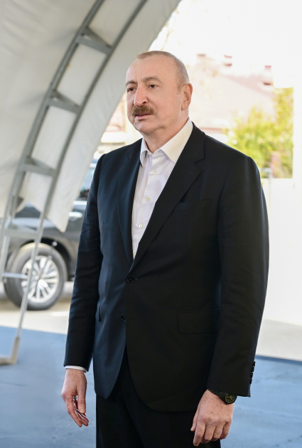President Ilham Aliyev meets with residents relocated to Karkijahan settlement (PHOTO/VIDEO)