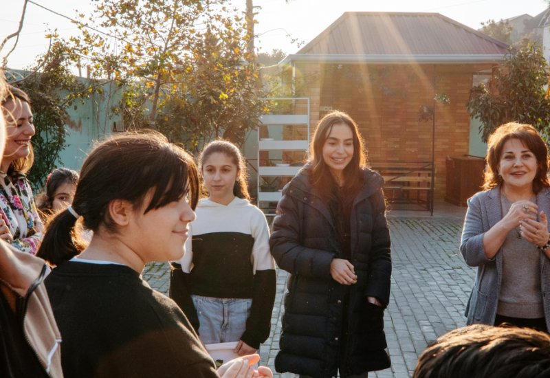VP of Heydar Aliyev Foundation Leyla Aliyeva, Arzu Aliyeva, and Alena Aliyeva share holiday joy with children at “Clean World” shelter (PHOTO)