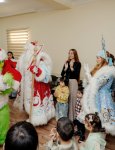 VP of Heydar Aliyev Foundation Leyla Aliyeva, Arzu Aliyeva, and Alena Aliyeva share holiday joy with children at “Clean World” shelter (PHOTO)