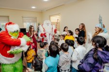 VP of Heydar Aliyev Foundation Leyla Aliyeva, Arzu Aliyeva, and Alena Aliyeva share holiday joy with children at “Clean World” shelter (PHOTO)