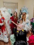 VP of Heydar Aliyev Foundation Leyla Aliyeva, Arzu Aliyeva, and Alena Aliyeva share holiday joy with children at “Clean World” shelter (PHOTO)