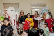 VP of Heydar Aliyev Foundation Leyla Aliyeva, Arzu Aliyeva, and Alena Aliyeva share holiday joy with children at “Clean World” shelter (PHOTO)