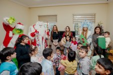 VP of Heydar Aliyev Foundation Leyla Aliyeva, Arzu Aliyeva, and Alena Aliyeva share holiday joy with children at “Clean World” shelter (PHOTO)