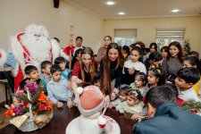 VP of Heydar Aliyev Foundation Leyla Aliyeva, Arzu Aliyeva, and Alena Aliyeva share holiday joy with children at “Clean World” shelter (PHOTO)