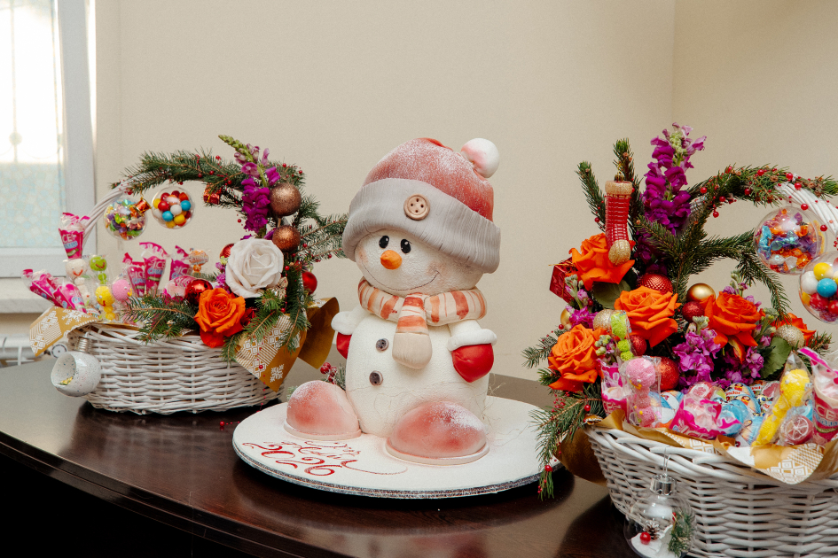 VP of Heydar Aliyev Foundation Leyla Aliyeva, Arzu Aliyeva, and Alena Aliyeva share holiday joy with children at “Clean World” shelter (PHOTO)