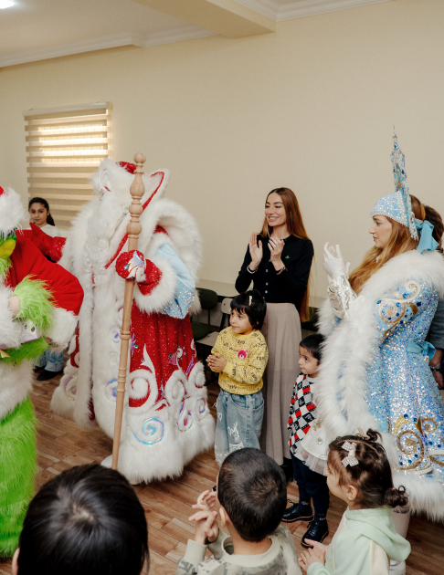 VP of Heydar Aliyev Foundation Leyla Aliyeva, Arzu Aliyeva, and Alena Aliyeva share holiday joy with children at “Clean World” shelter (PHOTO)