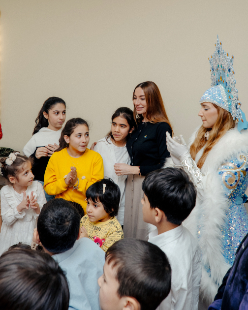VP of Heydar Aliyev Foundation Leyla Aliyeva, Arzu Aliyeva, and Alena Aliyeva share holiday joy with children at “Clean World” shelter (PHOTO)