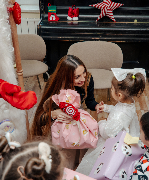 VP of Heydar Aliyev Foundation Leyla Aliyeva, Arzu Aliyeva, and Alena Aliyeva share holiday joy with children at “Clean World” shelter (PHOTO)