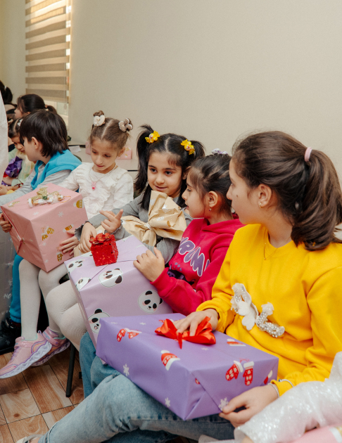 VP of Heydar Aliyev Foundation Leyla Aliyeva, Arzu Aliyeva, and Alena Aliyeva share holiday joy with children at “Clean World” shelter (PHOTO)