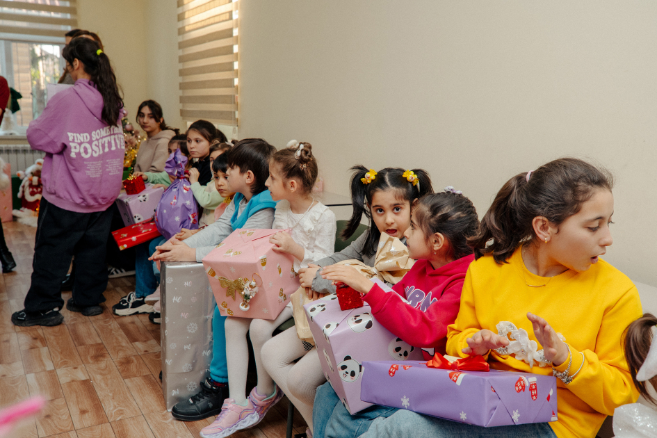 VP of Heydar Aliyev Foundation Leyla Aliyeva, Arzu Aliyeva, and Alena Aliyeva share holiday joy with children at “Clean World” shelter (PHOTO)