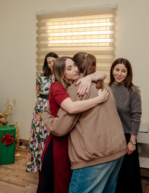 VP of Heydar Aliyev Foundation Leyla Aliyeva, Arzu Aliyeva, and Alena Aliyeva share holiday joy with children at “Clean World” shelter (PHOTO)