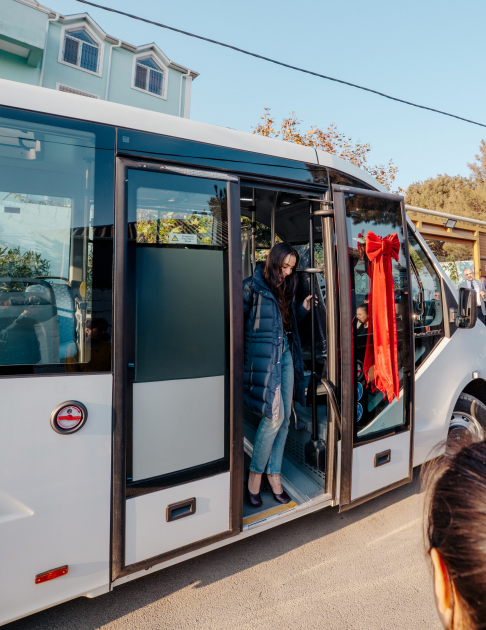 VP of Heydar Aliyev Foundation Leyla Aliyeva, Arzu Aliyeva, and Alena Aliyeva share holiday joy with children at “Clean World” shelter (PHOTO)