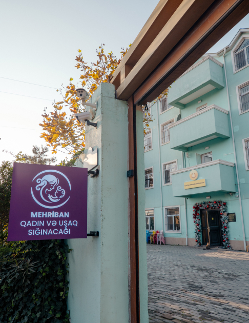 VP of Heydar Aliyev Foundation Leyla Aliyeva, Arzu Aliyeva, and Alena Aliyeva share holiday joy with children at “Clean World” shelter (PHOTO)