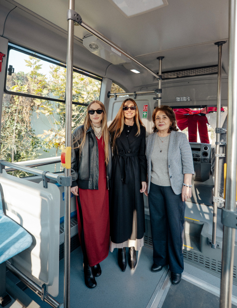 VP of Heydar Aliyev Foundation Leyla Aliyeva, Arzu Aliyeva, and Alena Aliyeva share holiday joy with children at “Clean World” shelter (PHOTO)