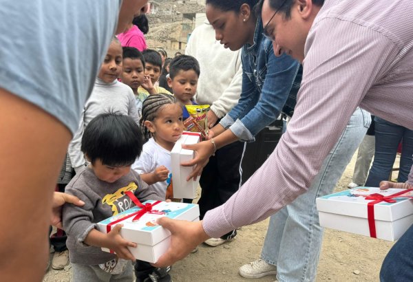 Azerbaijan presents gifts to children from low-income families in Peru (PHOTO)