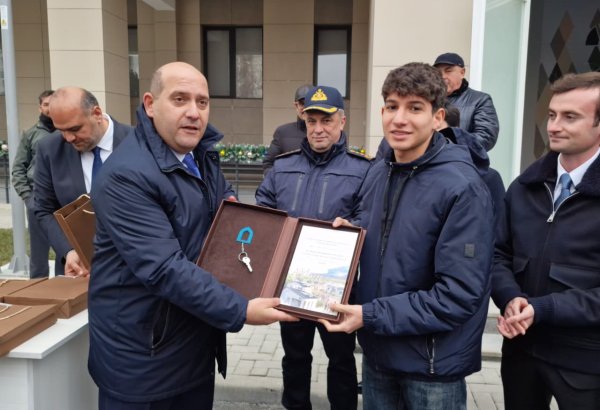 Another wave of Azerbaijan's former IDPs back to Aghdam and receive keys to homes (PHOTO)