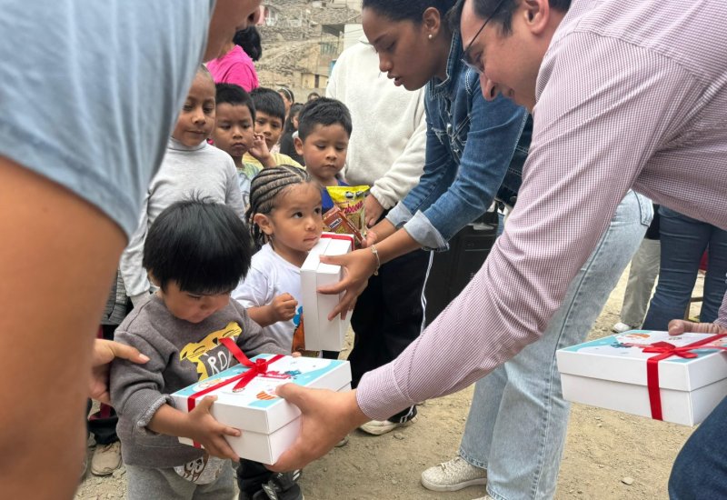 Azerbaijan presents gifts to children from low-income families in Peru (PHOTO)