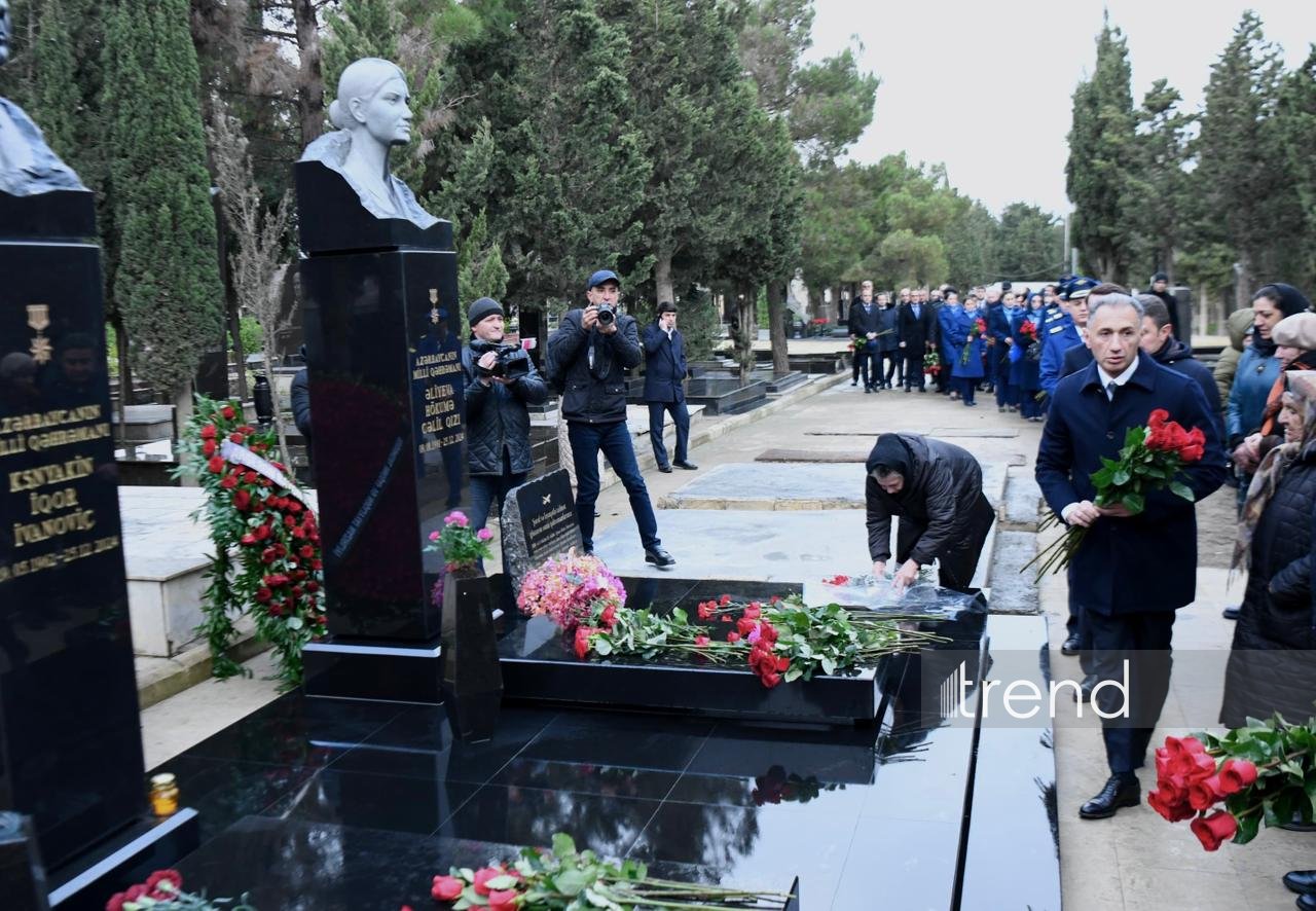 Azerbaijani officials honor fallen AZAL crew on anniversary of Aktau plane crash (PHOTO)