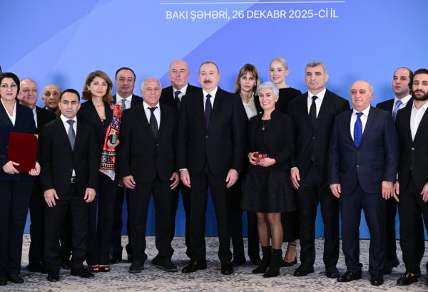 President Ilham Aliyev presents orders for new apartments to group of athletes and sports experts