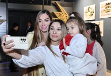 Head of Baku Media Center Arzu Aliyeva and Alena Aliyeva attend “10 Years Lived in Colors” exhibition (PHOTO)
