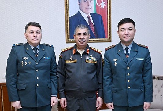 Azerbaijani defense minister receives Kazakhstan’s new military attaché