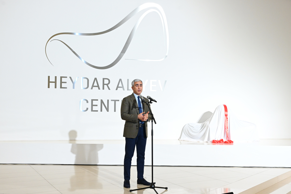 World-renowned American sculptor Carole Feuerman’s exhibition “Reborn into the Water” opens at Heydar Aliyev Center (PHOTO)