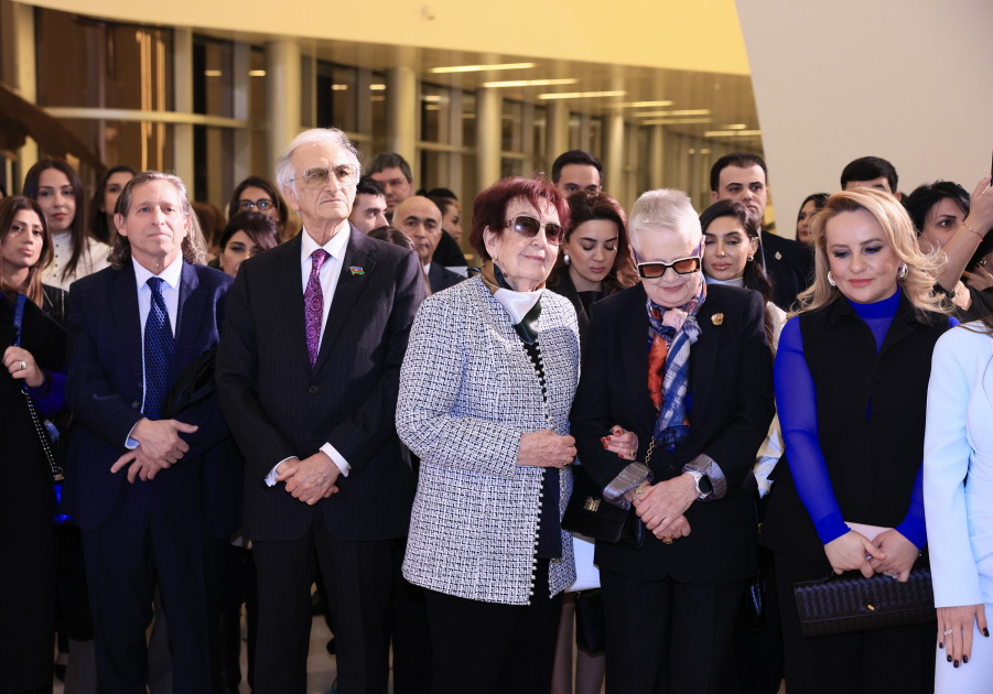 World-renowned American sculptor Carole Feuerman’s exhibition “Reborn into the Water” opens at Heydar Aliyev Center (PHOTO)
