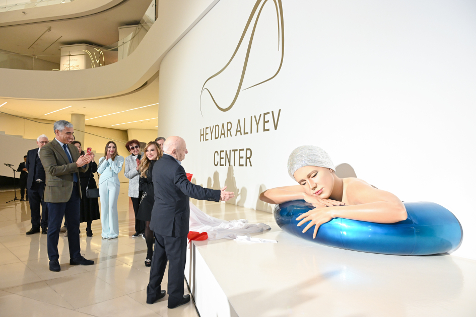 World-renowned American sculptor Carole Feuerman’s exhibition “Reborn into the Water” opens at Heydar Aliyev Center (PHOTO)