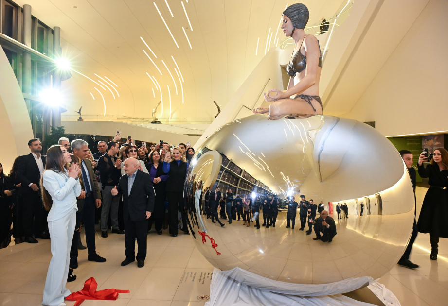 World-renowned American sculptor Carole Feuerman’s exhibition “Reborn into the Water” opens at Heydar Aliyev Center (PHOTO)