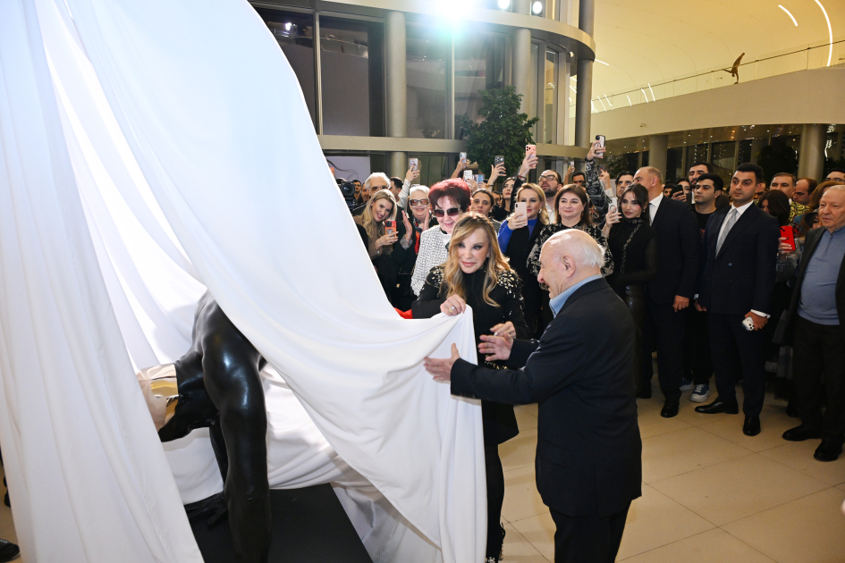 World-renowned American sculptor Carole Feuerman’s exhibition “Reborn into the Water” opens at Heydar Aliyev Center (PHOTO)
