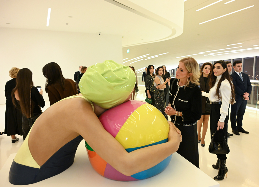 World-renowned American sculptor Carole Feuerman’s exhibition “Reborn into the Water” opens at Heydar Aliyev Center (PHOTO)