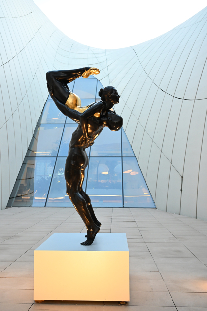 World-renowned American sculptor Carole Feuerman’s exhibition “Reborn into the Water” opens at Heydar Aliyev Center (PHOTO)