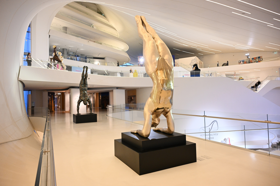 World-renowned American sculptor Carole Feuerman’s exhibition “Reborn into the Water” opens at Heydar Aliyev Center (PHOTO)