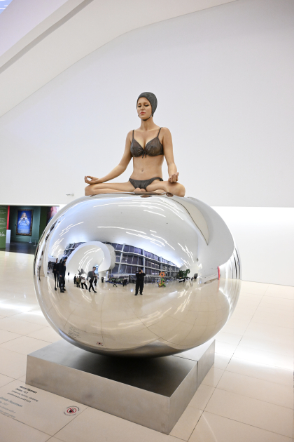 World-renowned American sculptor Carole Feuerman’s exhibition “Reborn into the Water” opens at Heydar Aliyev Center (PHOTO)