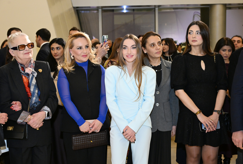 World-renowned American sculptor Carole Feuerman’s exhibition “Reborn into the Water” opens at Heydar Aliyev Center (PHOTO)