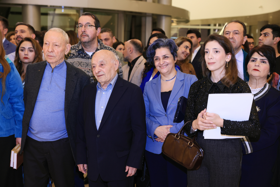 World-renowned American sculptor Carole Feuerman’s exhibition “Reborn into the Water” opens at Heydar Aliyev Center (PHOTO)