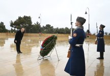 President Ilham Aliyev paid tribute to 20 January martyrs (PHOTO)