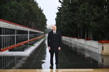 President Ilham Aliyev paid tribute to 20 January martyrs (PHOTO)