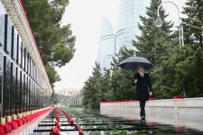 President Ilham Aliyev paid tribute to 20 January martyrs (PHOTO)