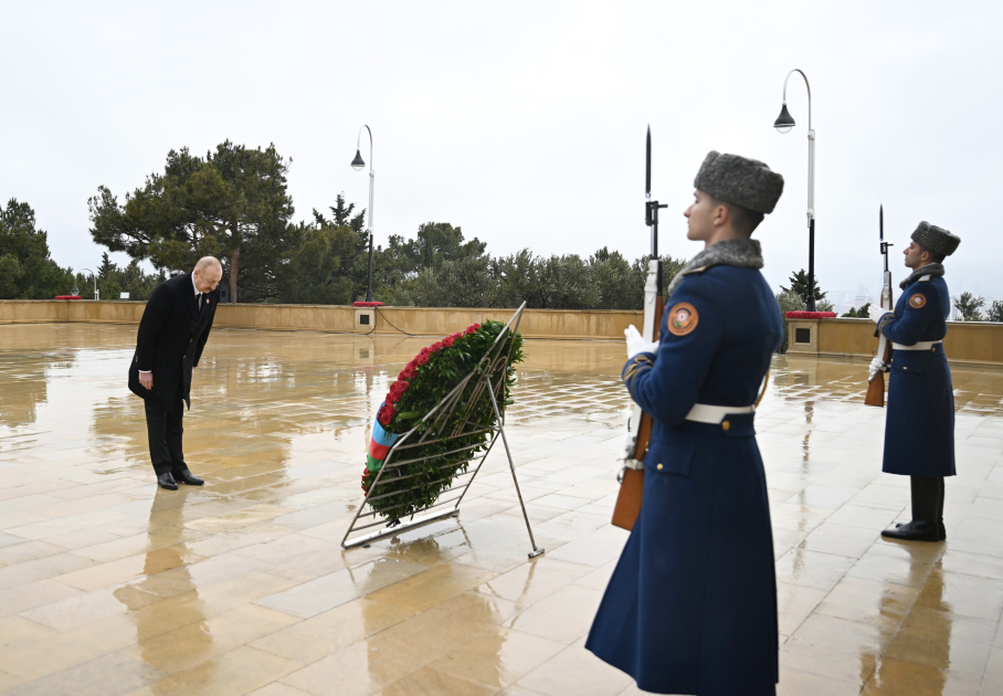 President Ilham Aliyev paid tribute to 20 January martyrs (PHOTO)