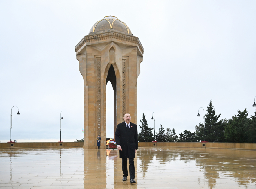 President Ilham Aliyev paid tribute to 20 January martyrs (PHOTO)