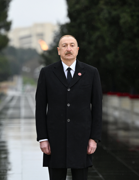 President Ilham Aliyev paid tribute to 20 January martyrs (PHOTO)