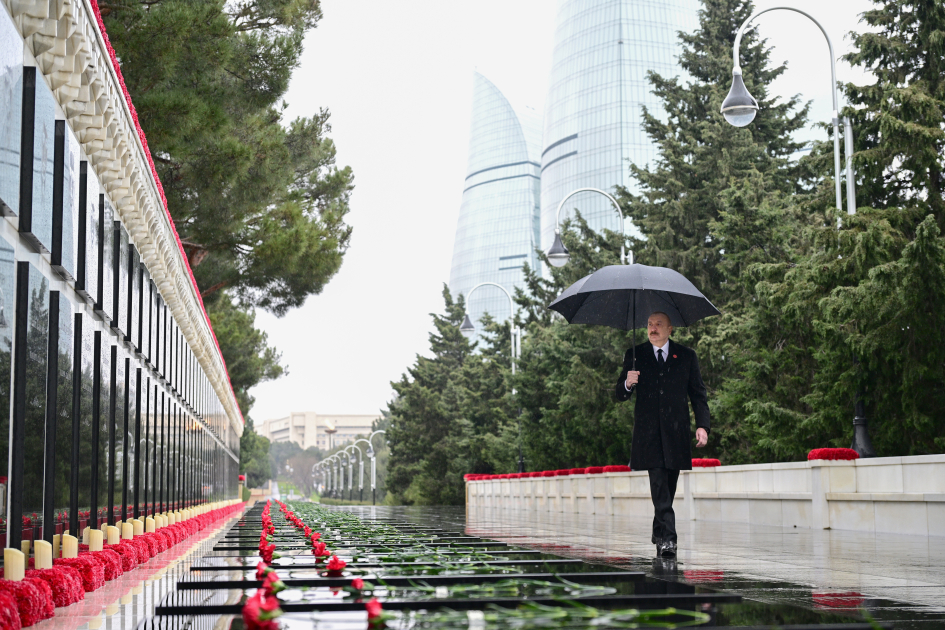 President Ilham Aliyev paid tribute to 20 January martyrs (PHOTO)
